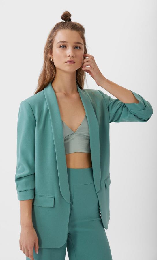 Blazer verde agua marina con mangas remangadas de Stradivarius (29,99 euros).