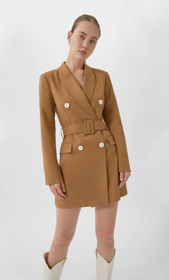 Blazer tipo vestido camel de Stradivarius (35,99 euros).