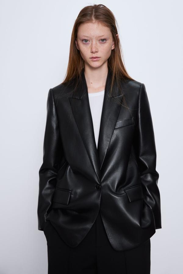 Blazer de efecto cuero en color negro de Zara (49,95 euros).