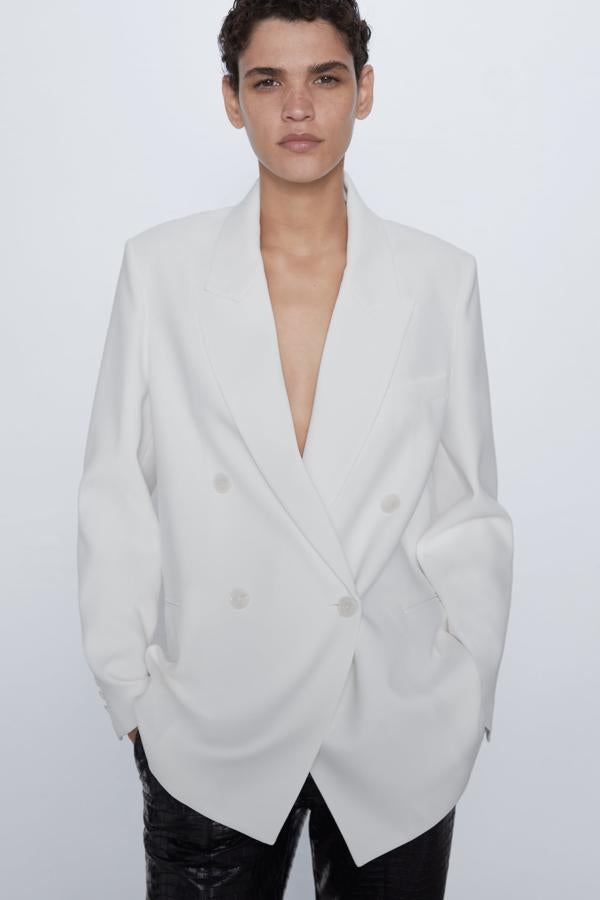 Blazer larga cruzada en color blanco de Zara (59,95 euros).