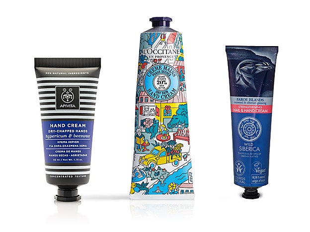 Crema de manos para pieles secas y agrietadas de Apivita (7 €). Crema de Manos Karité Clásica de la edición limitada OMY de L’Occitanne (23 €). Faroe crema fortificante para manos y uñas de Natura Siberica (5,50 €)