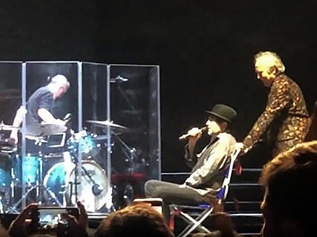 Joaquín Sabina sale al escenario en silla de ruedas empujado por Joan MAnuel Serrat.