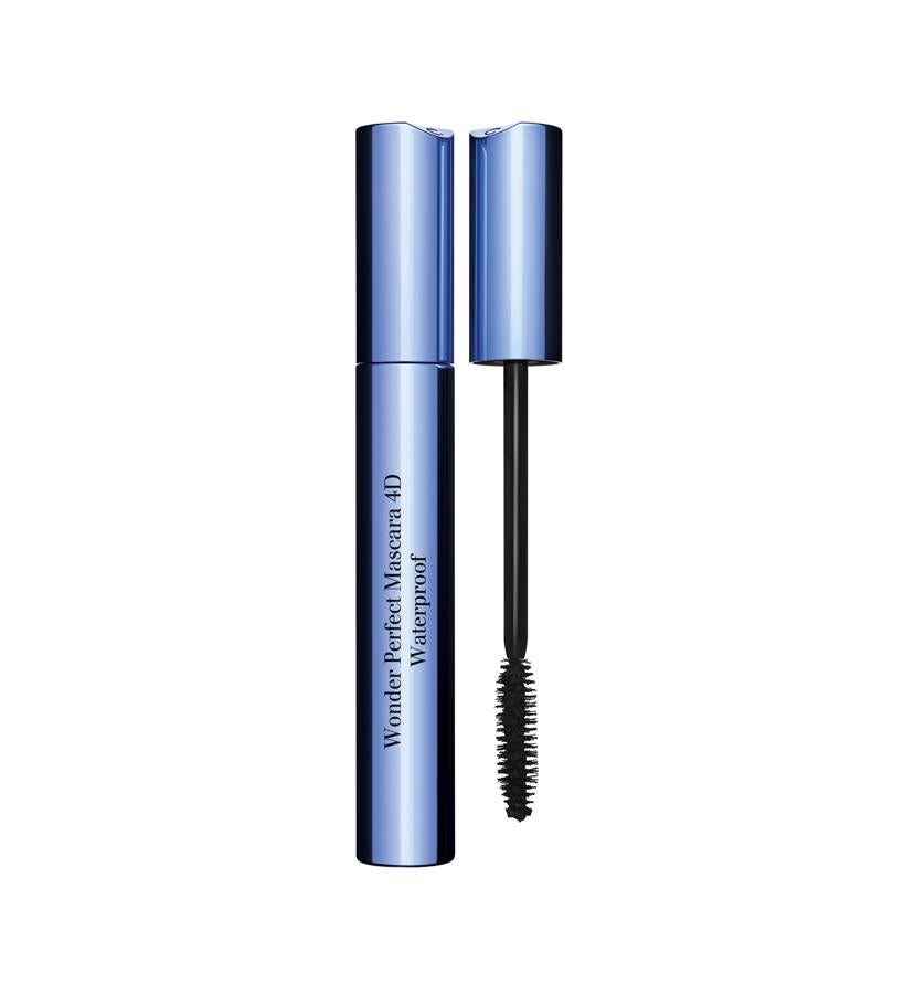 Una sola capa de una máscara que aporte volumen, longitud y curvatura al mismo tiempo abrirá tu mirada instantáneamente. Y si eliges una fórmula waterproof te aseguras que se mantenga intacta aunque te de por sudar o llorar. Mascara Wonder Perfect 4D Waterproof de Clarins (31 €).