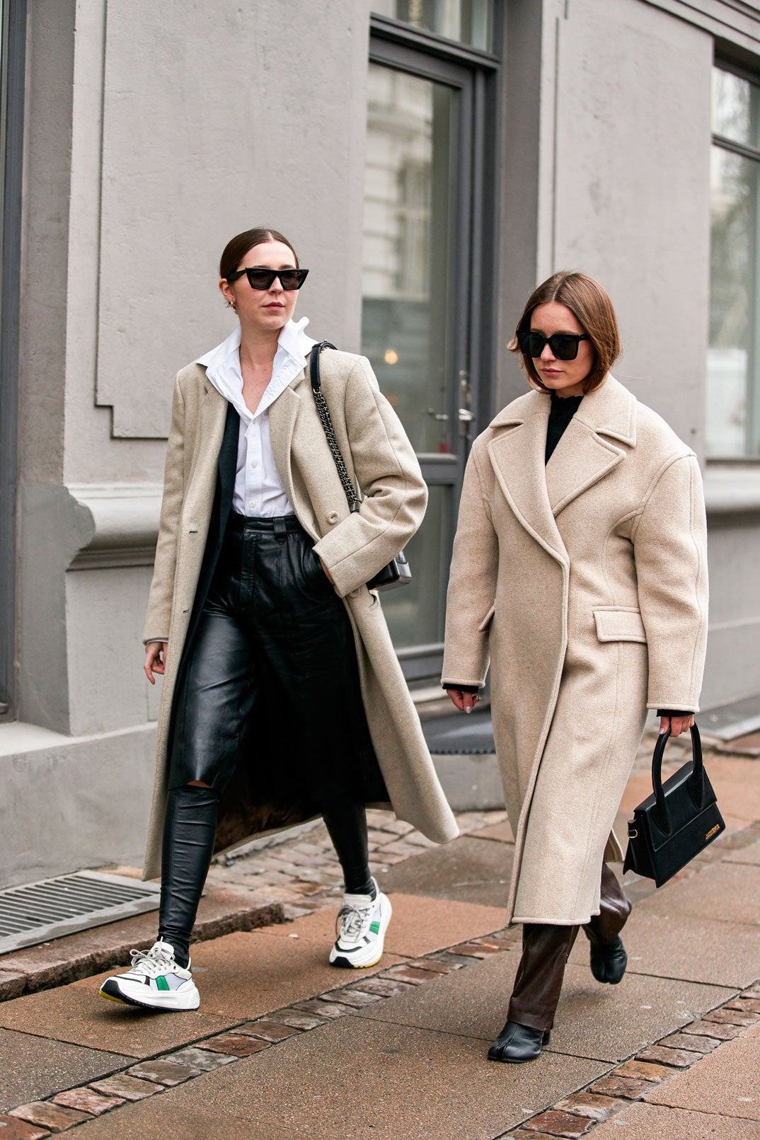 Uno de nuestros favoritos: blusa blanca, pantalones efecto piel, abrigo maxi en tono crudo y chunky sneakers. Cómodo y favorecedor para cualquier ocasión.