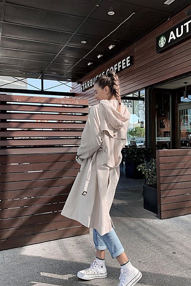 Teresa Bass lleva el diseño más clásico posible de la gabardina, de Uniqlo.