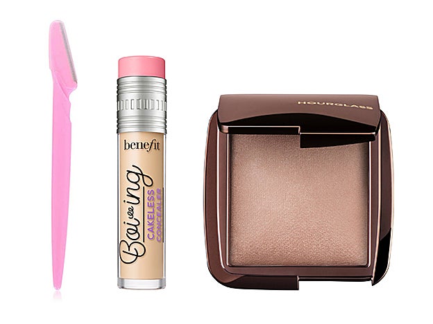 Kit de 30 Maquinillas de Afeitar Cejas de Amazon (9,99 €). Corrector de alta cobertura Boiing Cakeless Concealer de Benefit (24 €). Polvos iluminadores para el rostro de Hourglass (47,50 €, en Sephora).