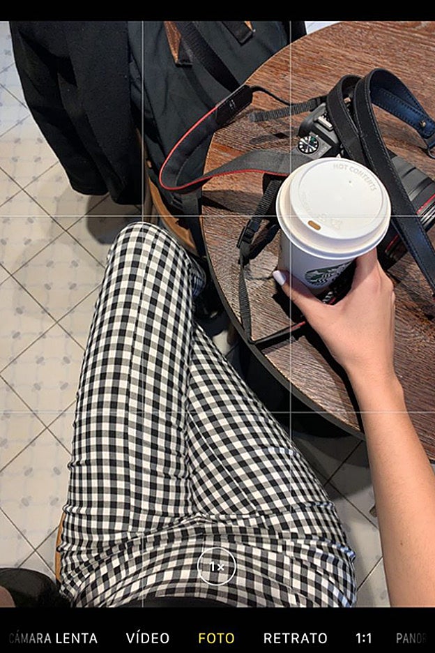 Teresa Bass justo después de fotografiarse con su look de Bershka, en un café.