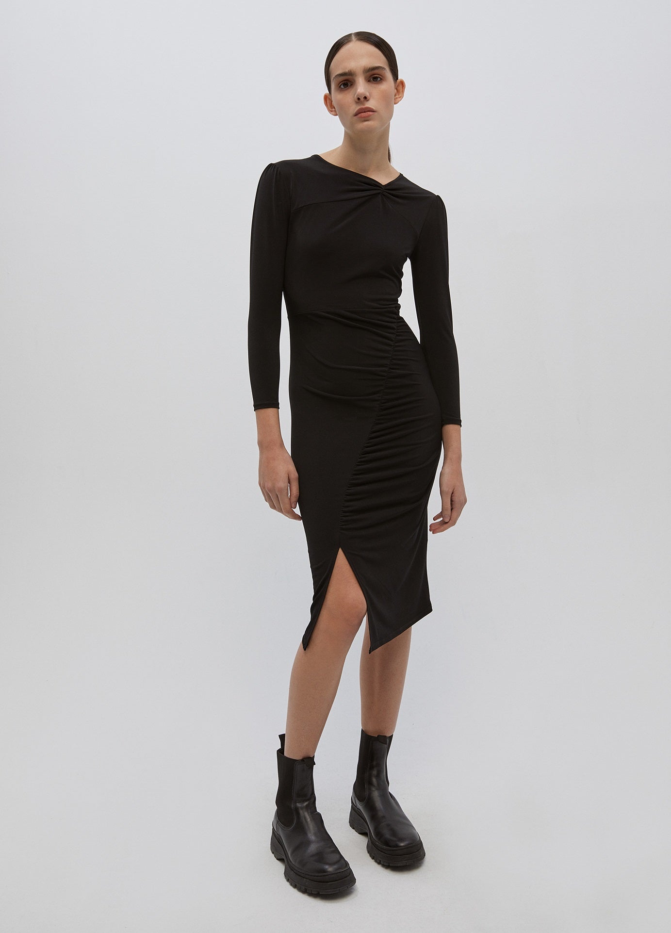 Para lucir tipazo: vestido ajustado y elástico con drapeado delantero de Sfera. (23,99 euros).