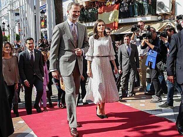 La Reina Letizia lució un vestido de lunares de Emporio Armani durante su visita a Huelva