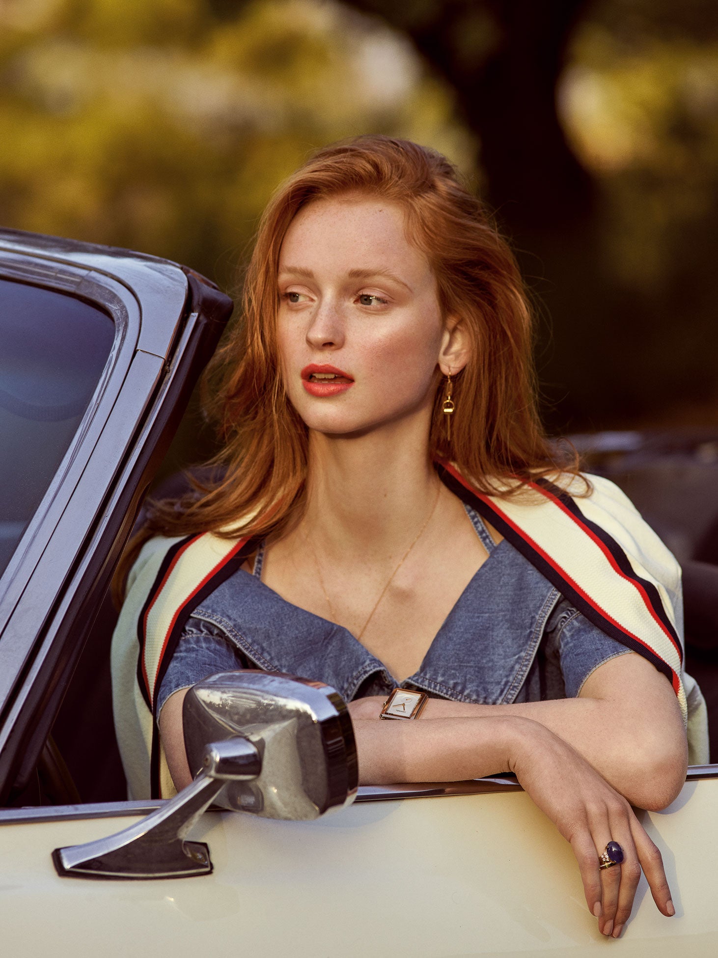 Top vaquero de Guess, chaqueta de Ted Baker en El Corte Inglés, reloj de Chanel, cadena de Tiffany & Co.