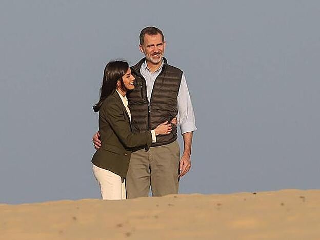 Los Reyes se fundieron en un cómplice abrazo.