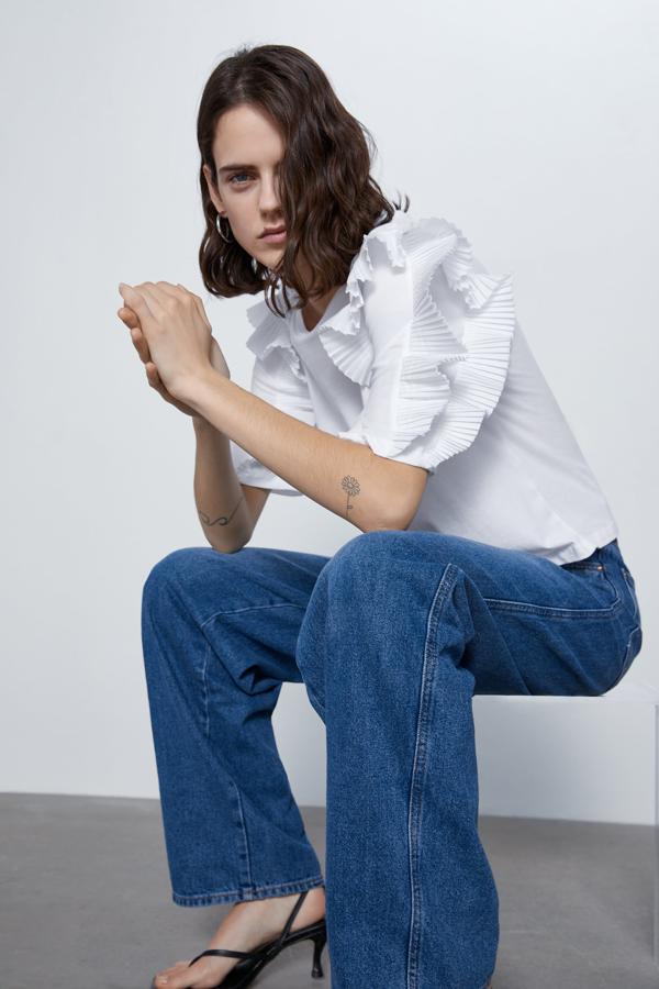 Camiseta de cuello redondo y manga corta con aplicación de volantes plisados combinados a tono.