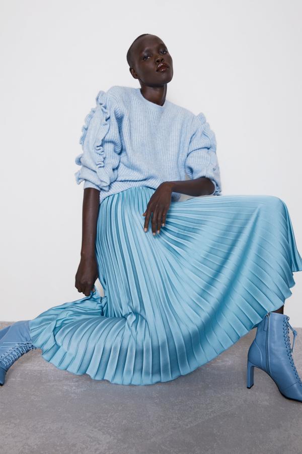 Falda midi plisada con cintura interior elástica.