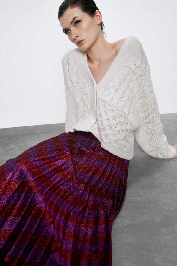 Falda de tiro alto con tejido plisado. Aplicación hilo metalizado combinado a contraste. Cierre lateral