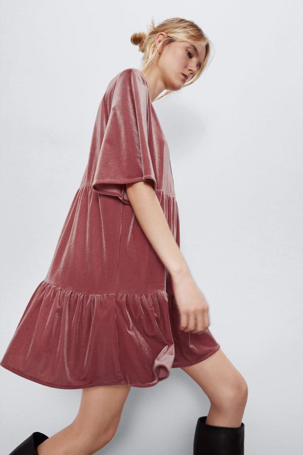 Vestido corto con escote pico y manga corta amplia. Bajo acabado en volante.