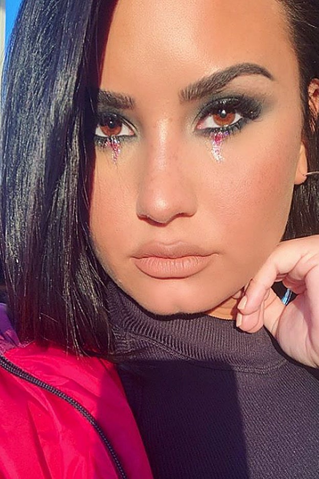 El brillante maquillaje de Demi Lovato, con un truco facilísimo de clonar.