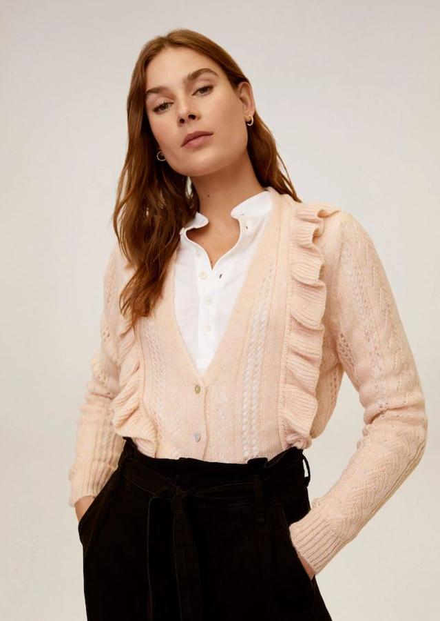 Chaqueta de punto con volantes rosa de Mango (35,99 euros).