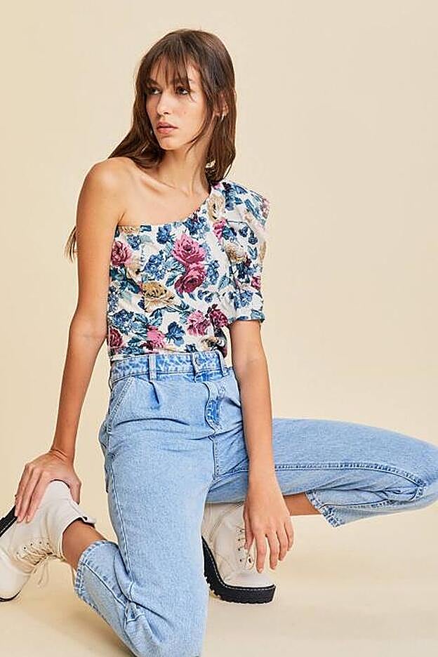 El top de flores de Stradivarius es asimétrico, pero lleva la única manga con volumen.