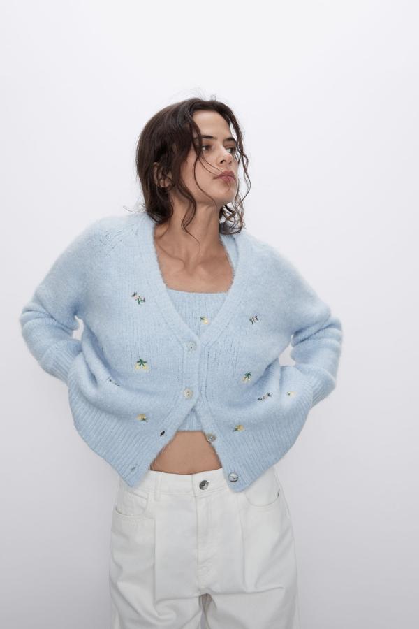 Chaqueta de punto azul bebé con bordados de Zara (29,95 euros).
