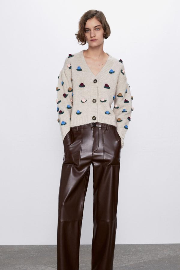 Chaqueta de punto de flores en crochet de Zara (29,95 euros).