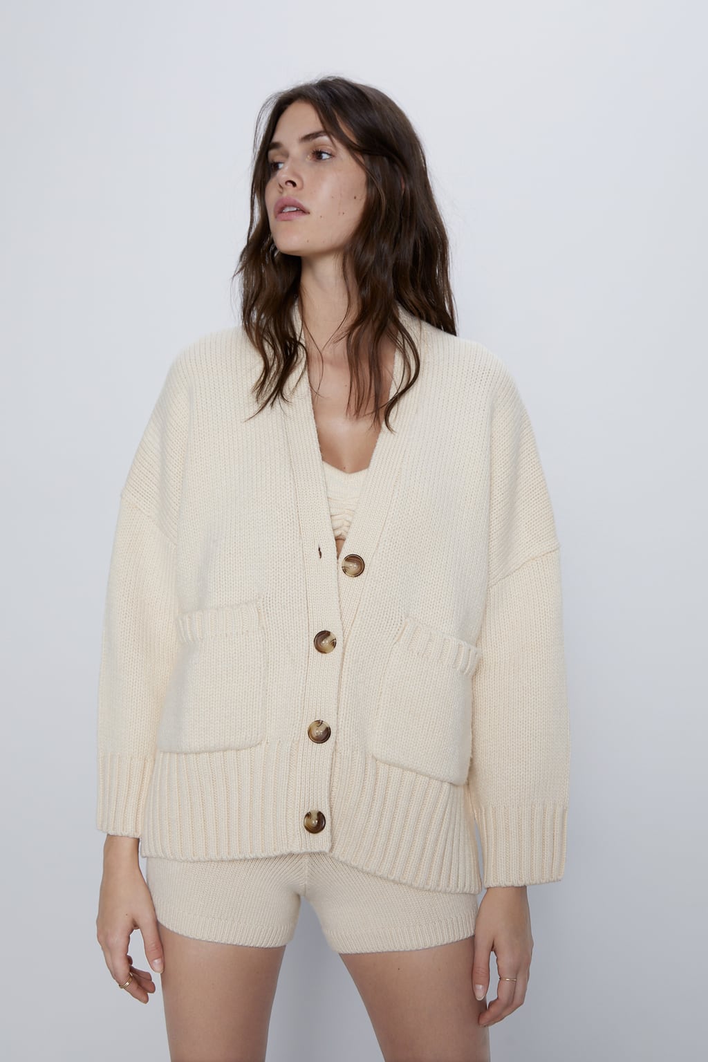 Top (12,95 euros), short (19,95 euros) y chaqueta (39,95 euros). Junto o separado: el conjunto de punto ideal que está triunfando entre las influencers.