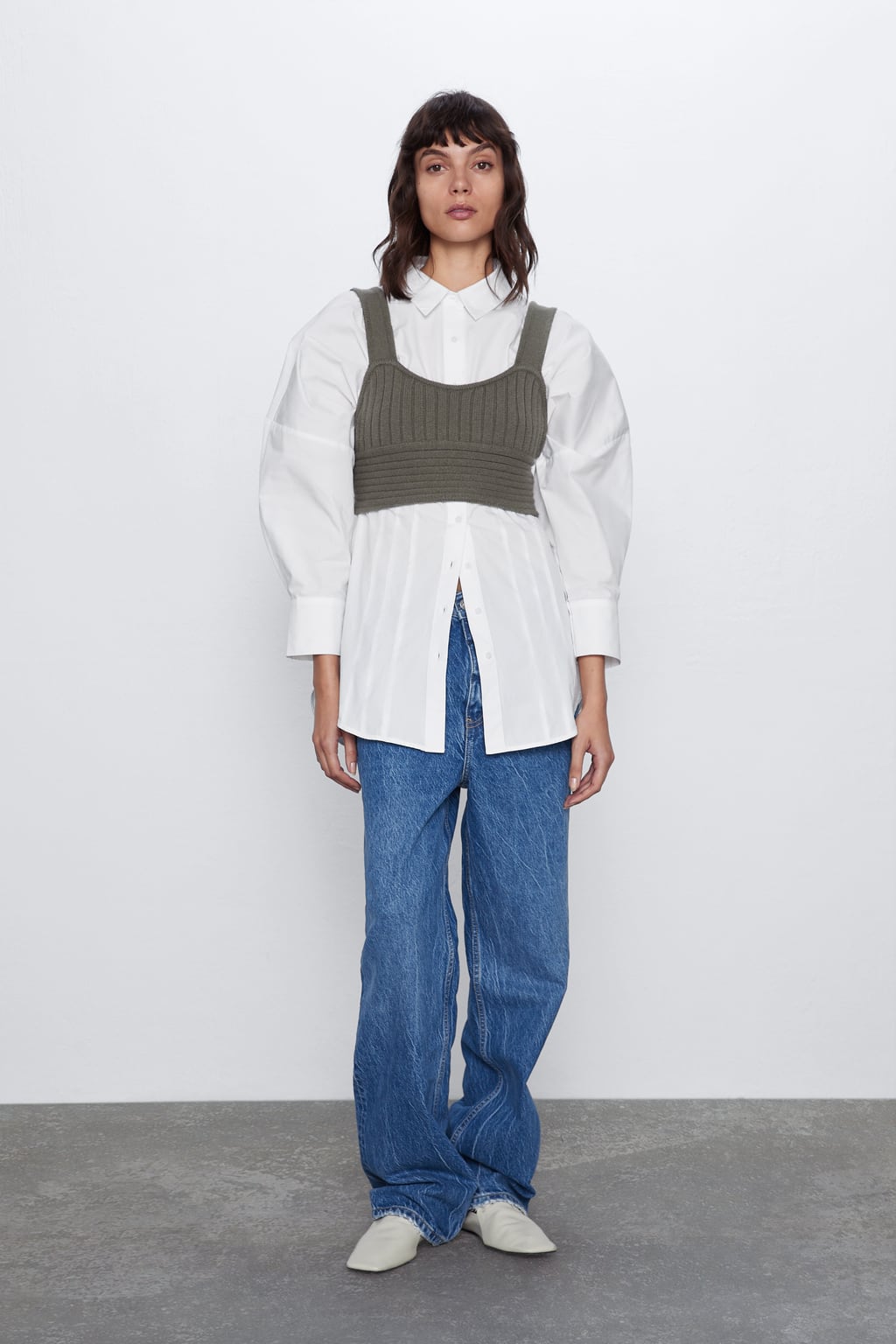 Zara no sólo nos dice qué tejidos llevar, también nos dice cómo llevarlo. ¿Cómo sacar partido a un top de punto en entretiempo? Combinándolo sobre una camisa blanca. ¡Pura tendencia! Top: 15,95 euros.