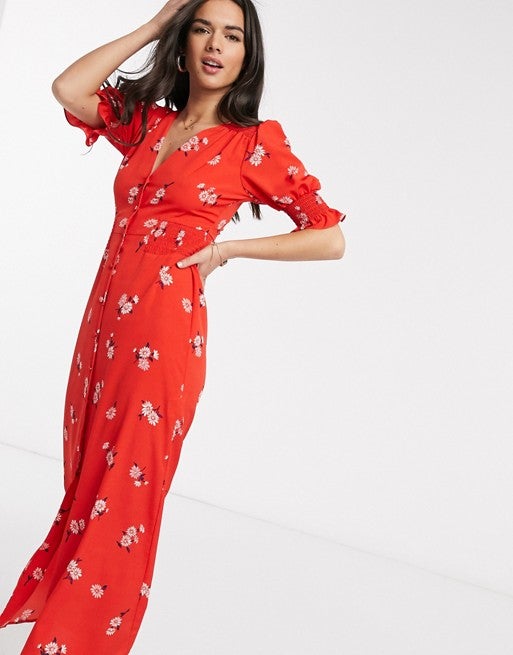 Vestido midi de flores rojo con cierre de botones y escote a pico. De ASOS Design. (44,99 euros).