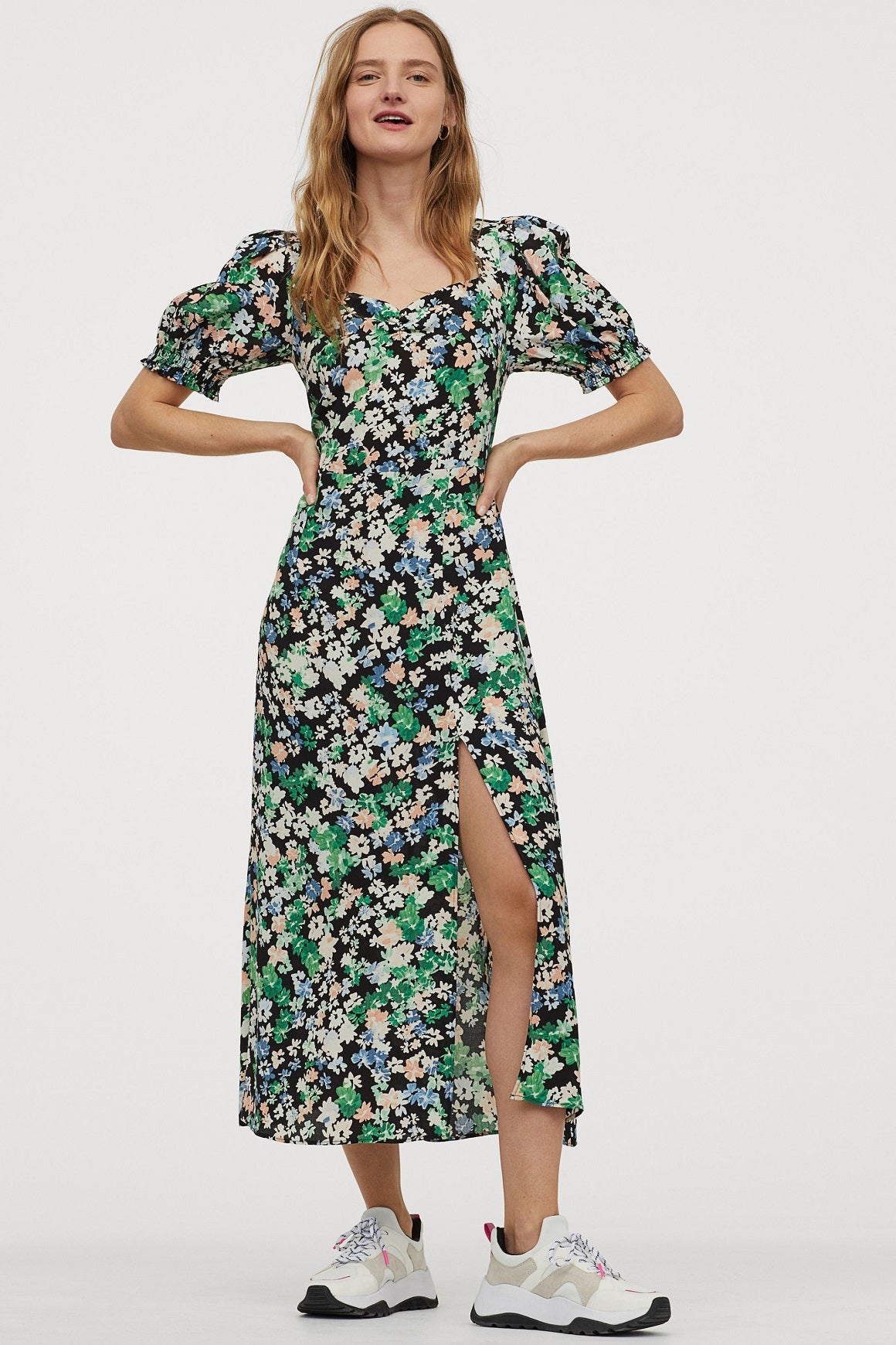 H&M también se apunta a la tendencia de las flores con este vestido midi con abertura en la pierna, escote corazón y mangas abullonadas. Precio: 19,99 euros.