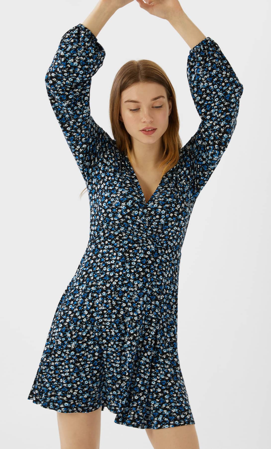 Corto, cómodo, en tonos azules, de manga larga y con escote a pico. Sencillo pero ultra irresistible (y barato). De Stradivarius. (15,99 euros).