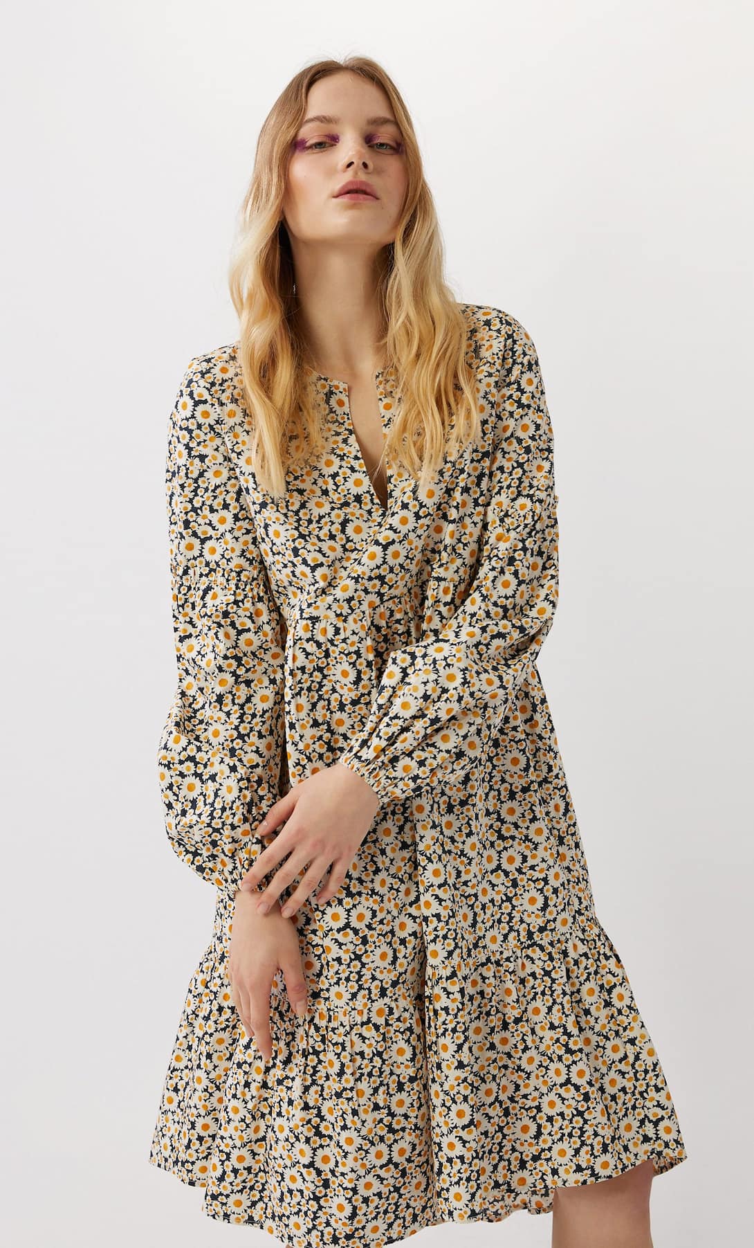 Y es que la  nueva colección de Stradivarius  ha creado los estampados de flores más bonitos de todo el low cost. Como este de margaritas sobre fondo negro que ya está a punto de agotarse en la página web. (29,99 euros).