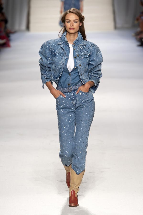 Estefanía de Mónaco y los excesivos estilismos ochenteros de su época de cantante fueron el punto de partida para la colección de p/v 2020 del diseñador italiano. La ocasión perfecta para rescatar un repertorio visual que revisita la chaqueta en el clásico tejido azul añadiendo volumen a las mangas y bordando cristales y flores tridimensionales a la solapa con un sutil guiño a la estética cowboy.