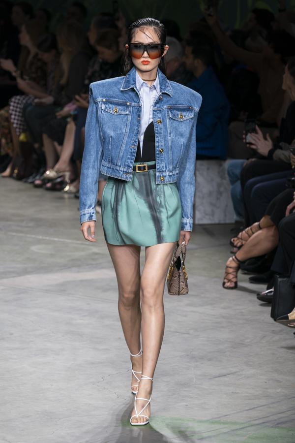 La sensualidad explícita que polarizó la década de los noventa sigue alimentando la creatividad de Donatella. La versión que propone parte de un patrón que todos identificamos irremediablemente con la época en cuestión: la torera armada de hombreras XL. El mix perfecto para convertir una chaqueta vaquera en un arma de seducción masiva capaz de empoderar cualquier look.