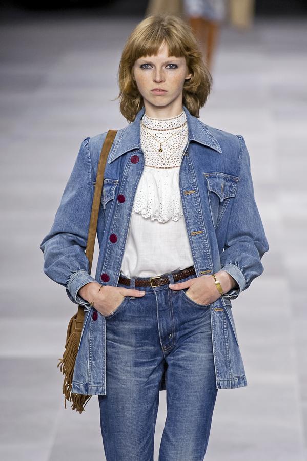 Hedi Slimane sabe como pocos tomarle el pulso al ritmo de la calle para mostrar sobre la pasarela las prendas por las que todos suspiraremos. Sobre la cresta del revival setentero, el creador ofrece su particular tributo a la cazadora vaquera en forma de sobrecamisa con solapas anchas y grandes botones de cuerno que bien podría haber pertenecido a David Starsky.