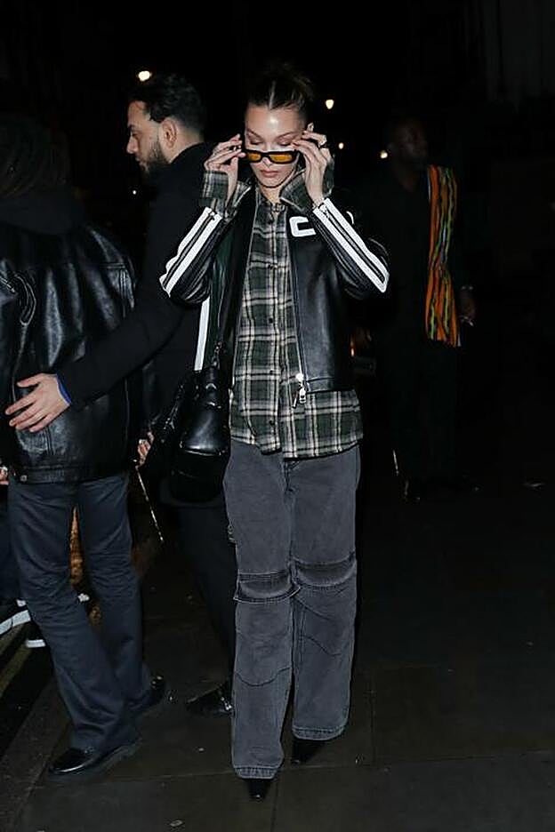 Bella Hadid se pudo para la fiesta de Sony un look bastante desconcertante: unos pantalones cargo con una camisa de cuadros.