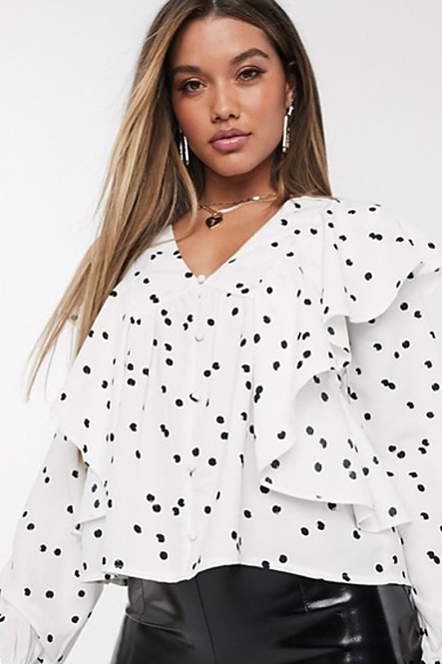 La blusa de lunares con volante en el frontal que lleva Mery Turiel es de Asos.