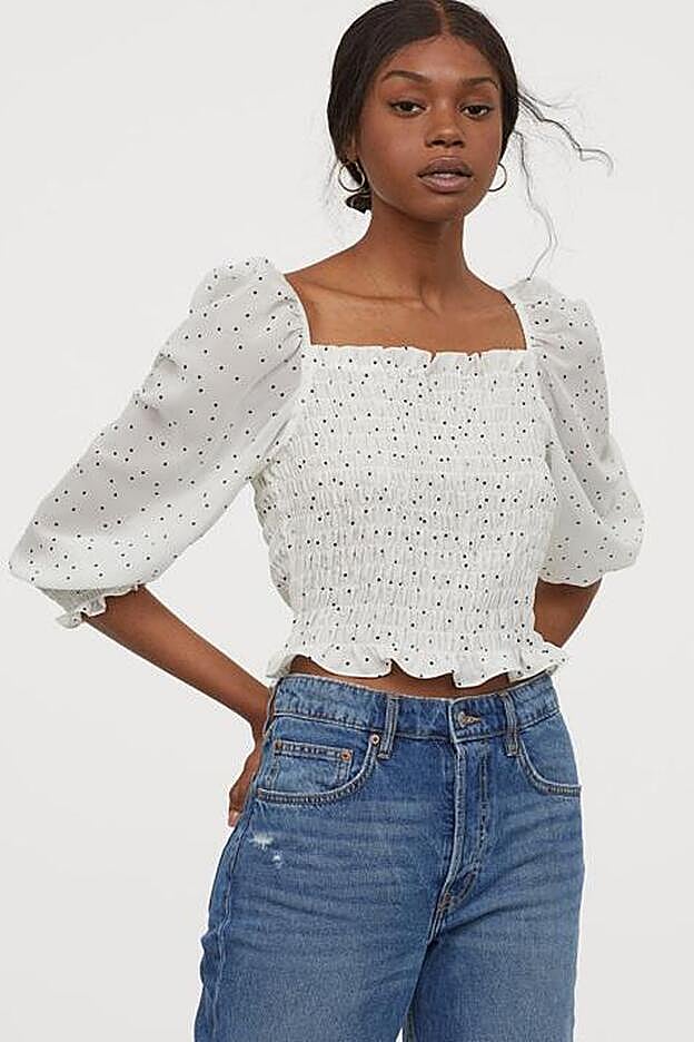 Top de lunares de H&M con el cuerpo fruncido y escote cuadrado.