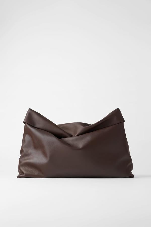 Uno de nuestros favoritos es este bolso de mano marrón en formato maxi con cuerpo de piel soft, interior forrado con bolsillo y cierre mediante solapa e imán. Cuesta 79,95 euros y es de Zara.