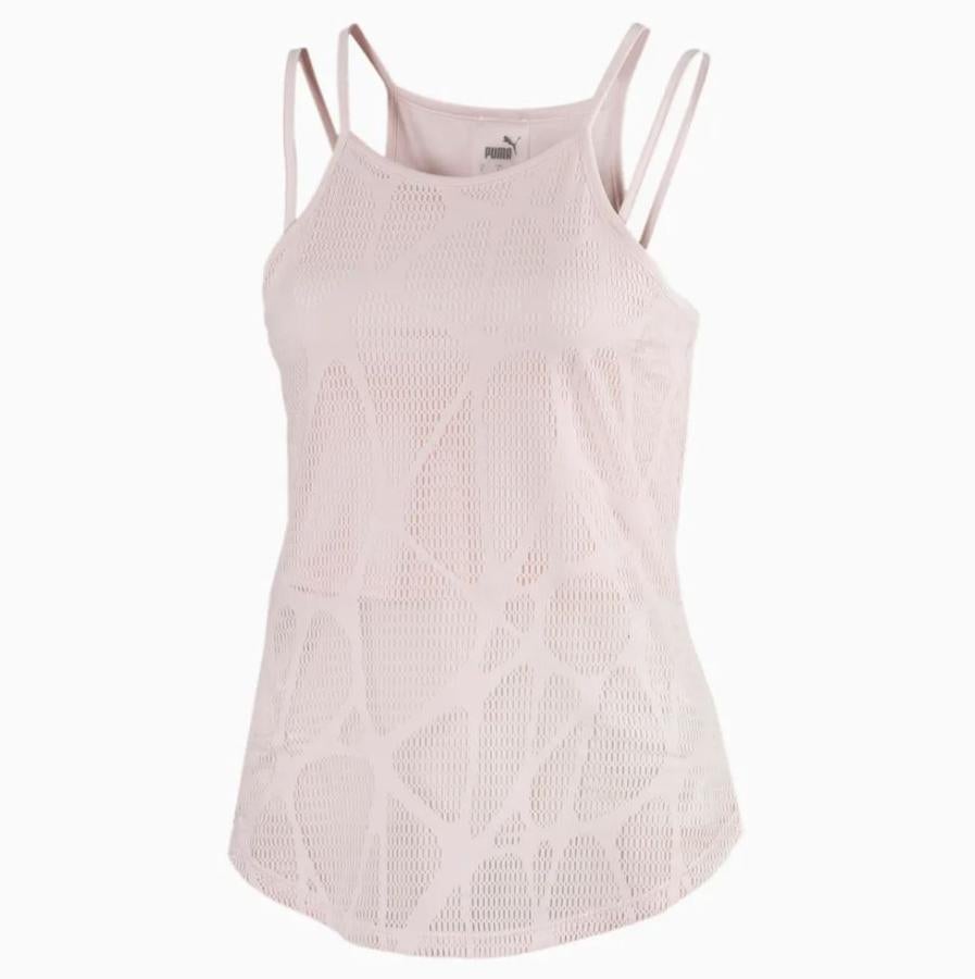 Camiseta de tirantes  rosa con un ajustado top interior y su delicada capa de encaje (40 euros).