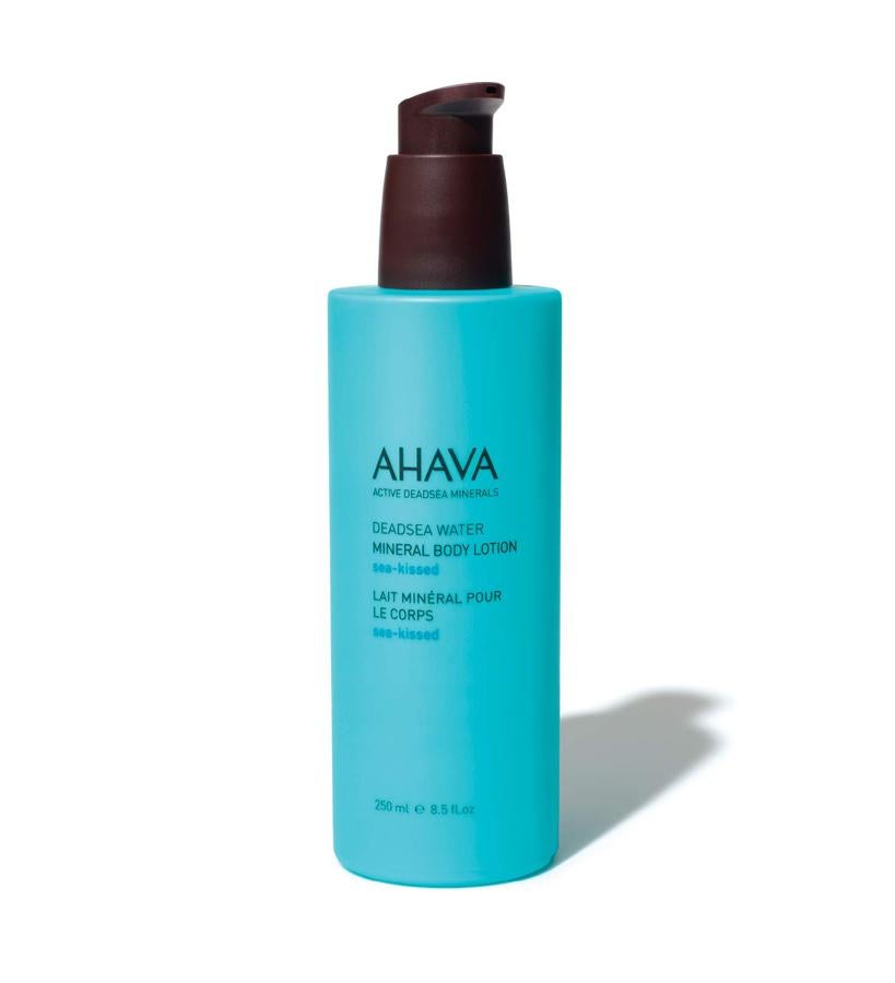 Contiene la serena fragancia Sea Kissed, que encapsula agua fría, piel besada por el sol y brisa marina. La fórmula cremosa y ligera, que contiene minerales del mar Muerto, se funde rápidamente y actúa de inmediato para restaurar los niveles óptimos de hidratación de la piel seca. Los extractos de aloe vera y hamamelis tienen como objetivo sanar y reparar, aportando una sensación refrescante y revitalizante. Con ella, lograrás una piel más suave y sedosa con un brillo radiante.  Loción corporal Mineral Sea-Kissed de Ahava  (27,95 €).