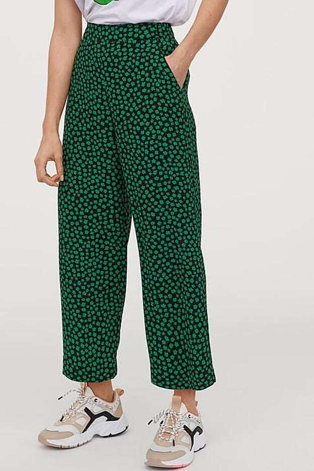Pantalones fluidos con el estampado floral verde que H&M incluye también ensu colección de tallas grandes.