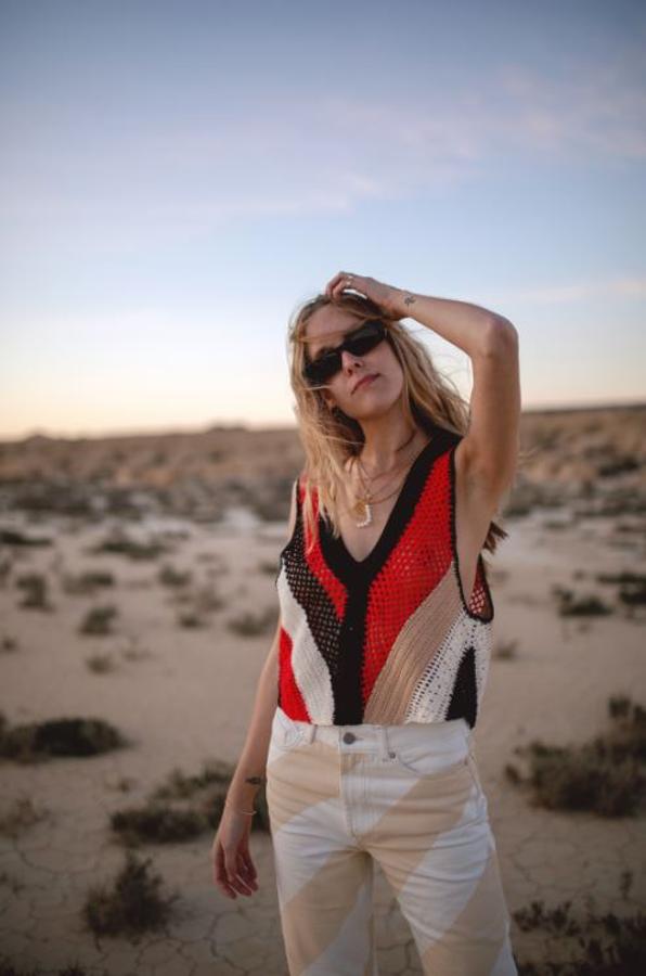 Lucía Cuesta para la nueva colección Studio de H&M con top corto sin mangas en ganchillo calado de algodón combinado con vaquero de cinco bolsillos en denim de algodón orgánico.