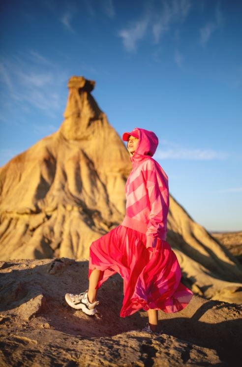 Katia Colomer para la nueva colección Studio de H&M con un vestido voluminoso en gasa de poliéster reciclado combinado con sudadera de algodón con capucha y gorra a juego.