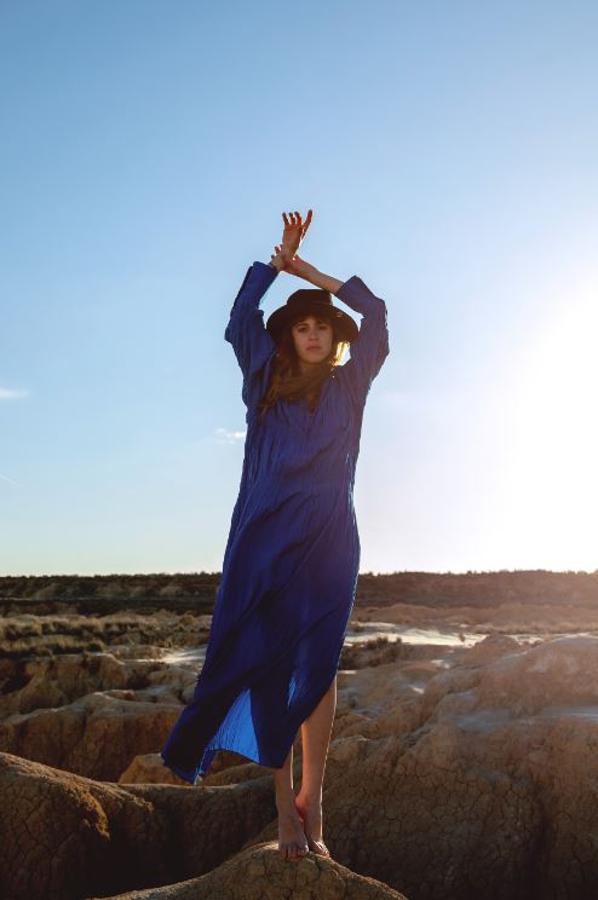 Saray Luis Martín para la nueva colección Studio de H&M con un vestido recto plisado con cuello elevado corto y cremallera delante