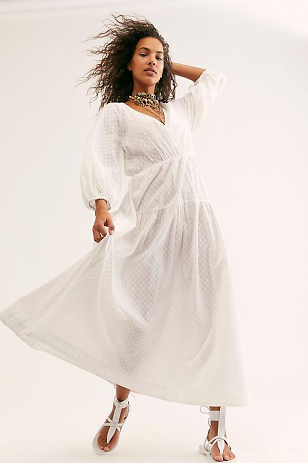 Vestido de novia bohemio de estética prairie. Es de Free People y cuetsa 100,44 euros.