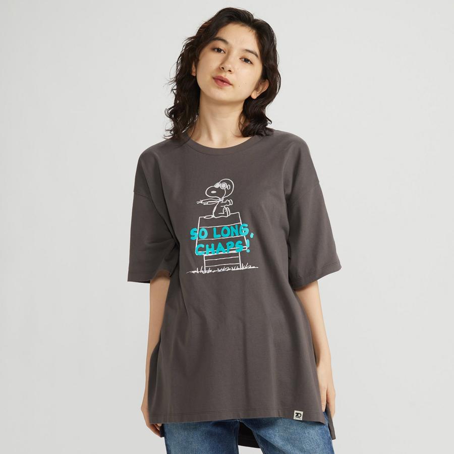En color gris con apertura lateral a los lados, esta camiseta 100% algodón viene con una de las imágenes más icónicas del cómic, Snoopy sobre su caseta. En esta ocasión va disfrazado de piloto en tonos blancos acompañados de letras azules. Está disponible entre las tallas XXS y XXL y cuesta 14,90 euros.