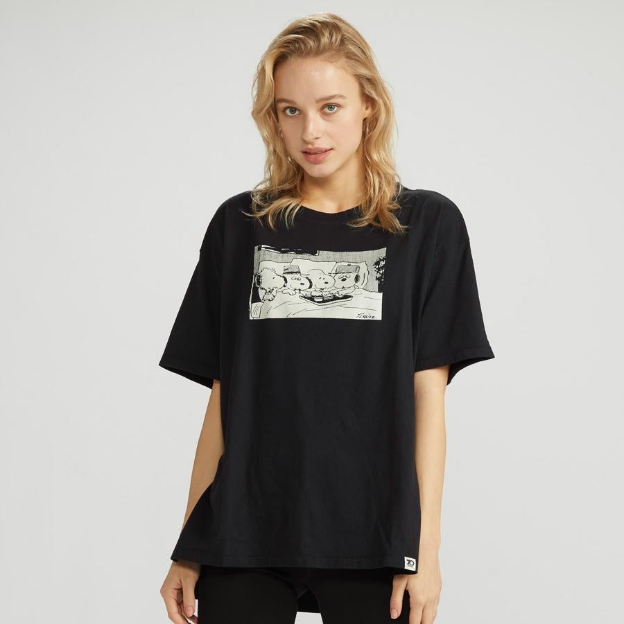 En este diseño en negro el centro de atención es una de las versiones más antiguas del cómic de Schulz, con Snoopy disfrutando de una buena merienda. Por 14,90 euros, puedes comprarla entre las tallas XXS y XXL.