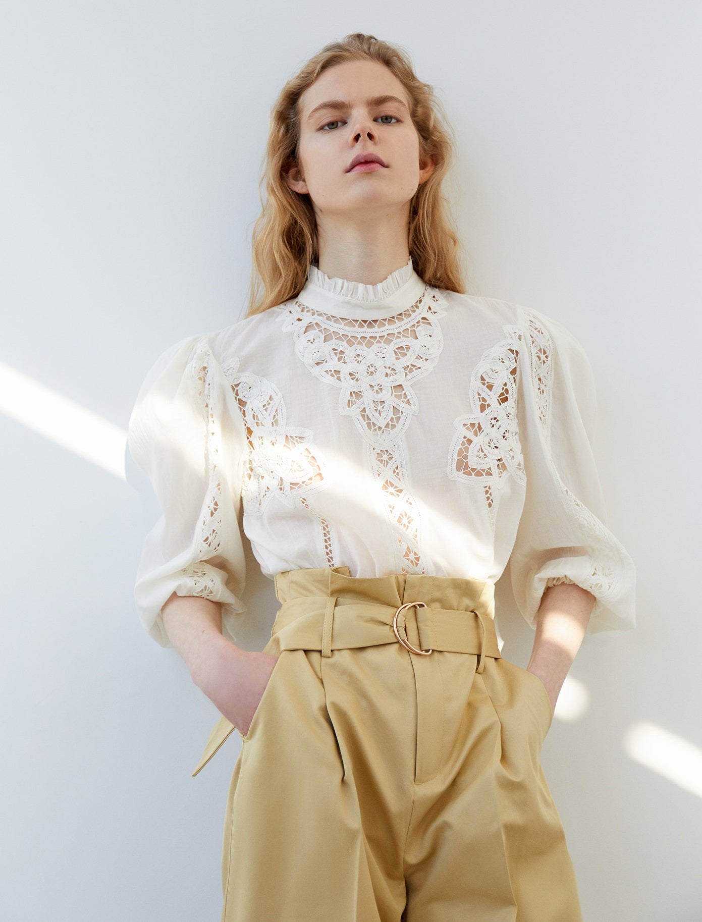 Camisa lisa con detalles de encaje, cuello victoriano y mangas abullonadas. De Sfera. (29,99 euros).