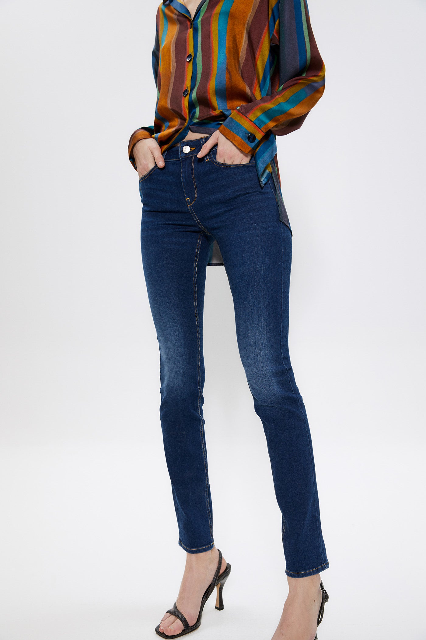 Un clásico para otro clásico: vaqueros pitillo oscuros de Sfera. (25,99 euros).