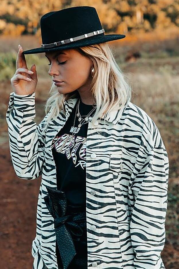 La chaqueta de tigre que lleva Mery Turiel va perfecta con su total look negro.