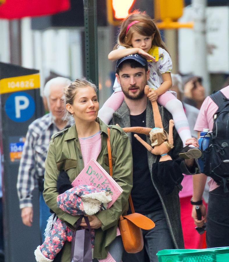 Tras meses de rumores, en mayo de 2011 se confirmó su relación con el también actor Tom Sturridge. Durante cuatro años fueron una sólida pareja, y a principios de 2012 anunciaron su compromiso y su próxima paternidad. En julio de ese año nació Marlowe. Pero la cosa no funcionó, y a mediados de 2015 rompieron. Aún mantienen una gran relación, y no es raro verles juntos por la calle.